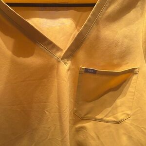Figs Mustard V-Neck Scrub Top The shirt is a extra large. The pants are small.